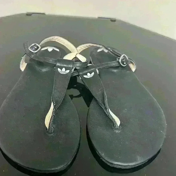 Adidas sandles slightly worn - Picture 1 of 4